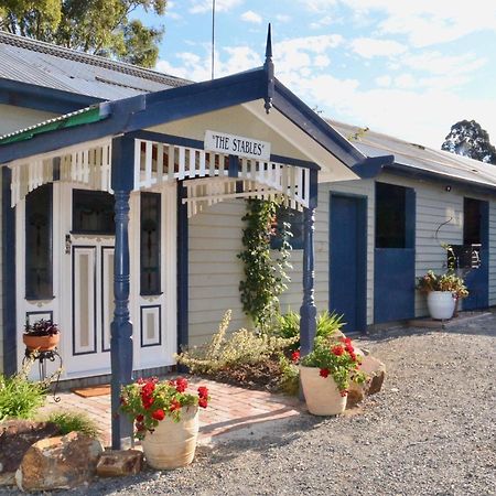 The Stables Hotel Wandin North Eksteriør billede
