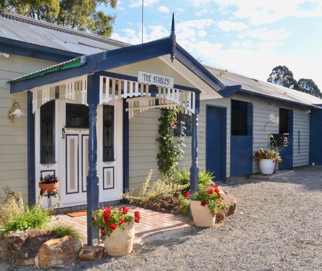 The Stables Hotel Wandin North Eksteriør billede